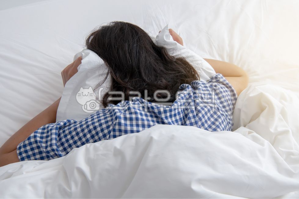 bed,Asian,white,back view,irritability,daily life,morning,upper body,pajamas,person,oversleeping,sleeping at night,adult,inconvenience,daytime,woman,lazy,concept,sleeping habits,house,sleeping,holding,trace,gray,upstairs,indoors,noise,annoyed,Adult,checke