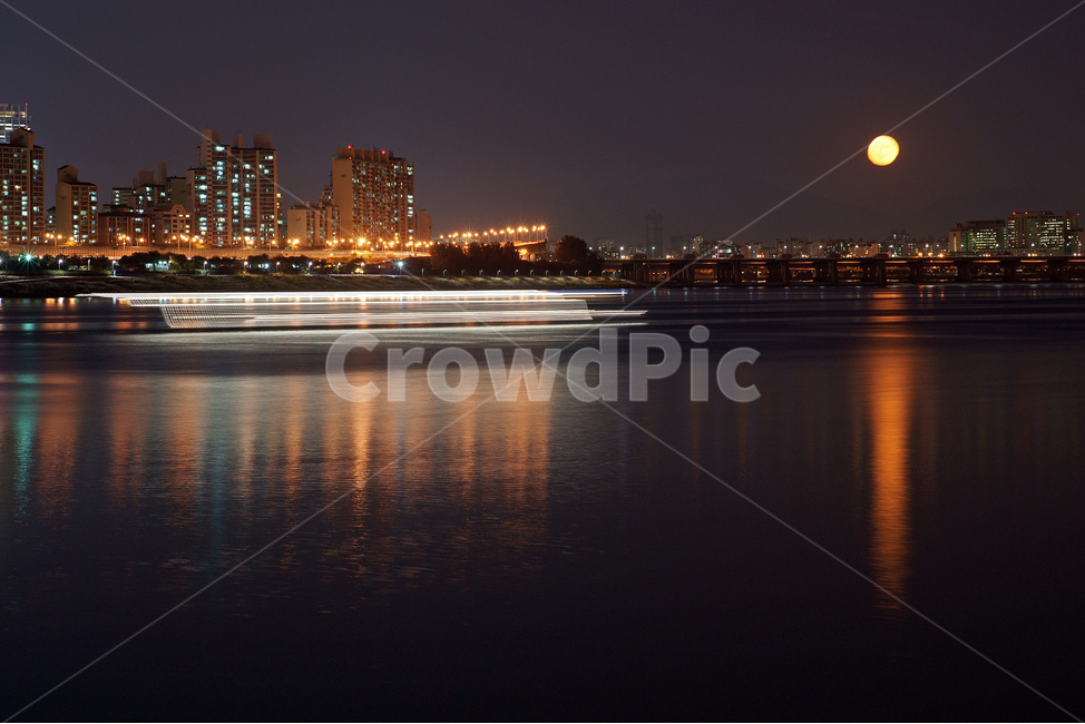 한강,유람선,보름달,건물,아파트,반영,불빛,조명,야경,밤,풍경,nightscape,night,landscape,도시,city,한국도시풍경,한국도시경관,korea cityscape