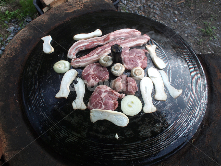 솥뚜껑,시골밥,시골부엌,caldron,아궁이,fireplace,삼겹살,목살,솥뚜껑구이,버섯구이,솥뚜껑삼겹살,캠핑음식,meat,pork,food,barbique,음식,식재료,요리,food,cook,meal,dishes,food reserves