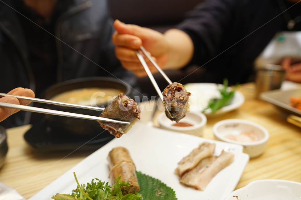 순대,한식,음식,안주,돼지,육류,food,먹거리,사람,인물,인간,human,person,신체일부,몸,body,음식,식재료,요리,food,cook,meal,dishes,food reserves,한식,한국음식,한국요리,korean food,korean dishes,korean meal,korean cook