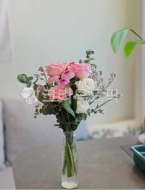 꽃,꽃병,꽃다발,장미꽃,흰꽃,꽃장식,선물,생일,기념일,꽃선물