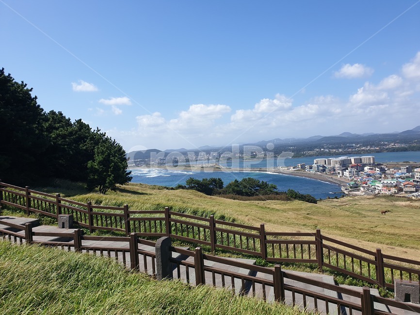 handrail,난간,banister,railing,sea,ocean,cloud,sky,hill,제주도,jeju,jeju island