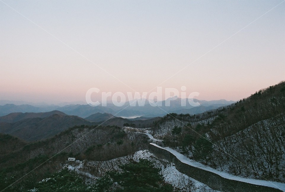 계절,겨울,눈,산세,성벽,scenery,rampart,theridgeofamountain,winter,snow,겨울,계절,winter,season,자연,풍경,nature,landscape,한국자연풍경,한국자연경관,korea nature landscape,outdoors,옥외,mountain range,산맥,mountain,산