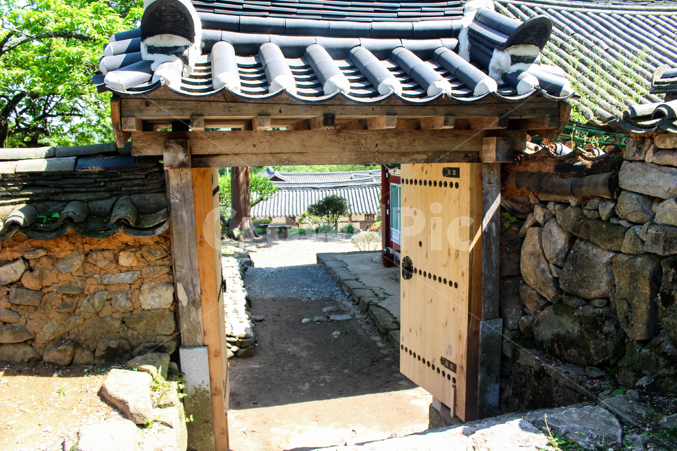정원,마당,garden,한옥마을,담장,한옥,궁,palace,한국전통,한국문화,koreantraditional,koreanculture,korean,clothes,아름다운,햇살,햇빛,brown,문,door,entry,입구,출구,기와,절,temple,선암사,나무문,한국전통,한국문화,korean traditional,korean culture