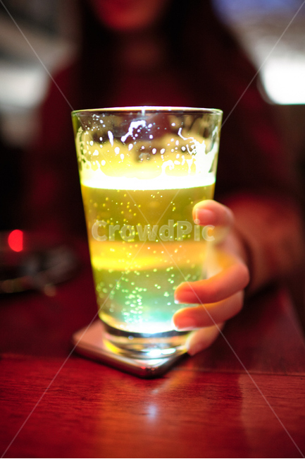 치맥,맥주,수제맥주,통닭,거품맥주,약속,사람,인물,인간,human,person,신체일부,몸,body,술,주류,alcohol