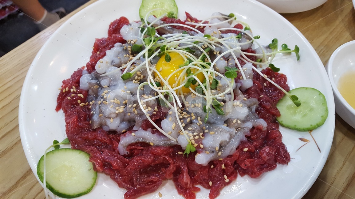 육회,koreanstylerawbeef,raw,beef,한국음식,노른자,오이,무순,낙지