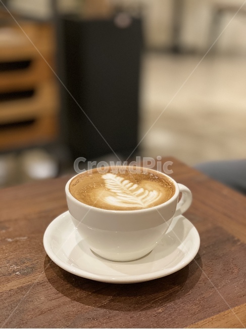 커피,음료,라떼,coffee,latte,마실것,컵,커피잔,머그컵,우유,카페,실내,따뜻한,부드러운,라떼아트,컵받침,cup,cafe,milk,hot,latteart,mug,beverage,pottery,감성,필터,거품