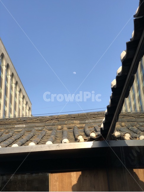 한옥,기와,하늘,기와장,지붕,달,한국전통,한국문화,korean traditional,korean culture,건축물,건물외관,exterior,building,structure,architecture,construction