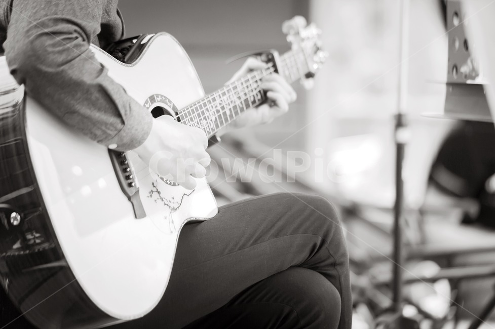 musician,인간,음악가,guitar,기타,guitarist,기타리스트,musicalinstrument,악기,performer,person,야외연주,재즈,즉흥연주,흑백,흑백사진,흑백,모노톤,monochrome,black and white,악기,음향기기,musical instrument,musical equipment