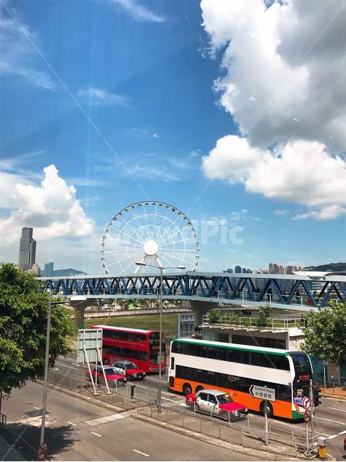 홍콩,hongkong,홍콩대관람차,홍콩런던아이,hongkongobservationwheels,맑은하늘,해외,외국,구름,하늘,홍콩풍경,홍콩낮,낮,bus,버스,transportation,교통,vehicle,차량