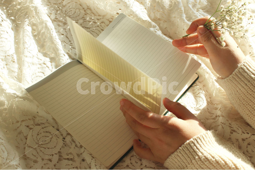 책,일기,일기장,다이어리,메모,기록,신체일부,몸,손,hand,body,diary,안개꽃,꽃,flower,레이스,꽃,flower,사람,인물,인간,human,person,신체일부,몸,body,감성,sensible,feeling,학용품,문구류,사무용품,school supplies,stationery,office supplies