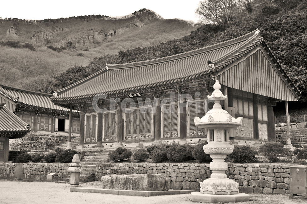 영산전,목조삼존불,선운사,고창,석등,모노톤,한국전통,한국문화,korean traditional,korean culture,종교,신앙,religion,belief,faith,흑백,모노톤,monochrome,black and white