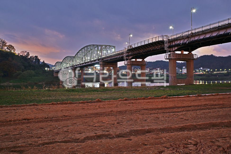 night view,Mir Island,Geumgang Railroad Bridge,road bridge,Geumgang Railroad Bridge night view,communism,Warren truss structure