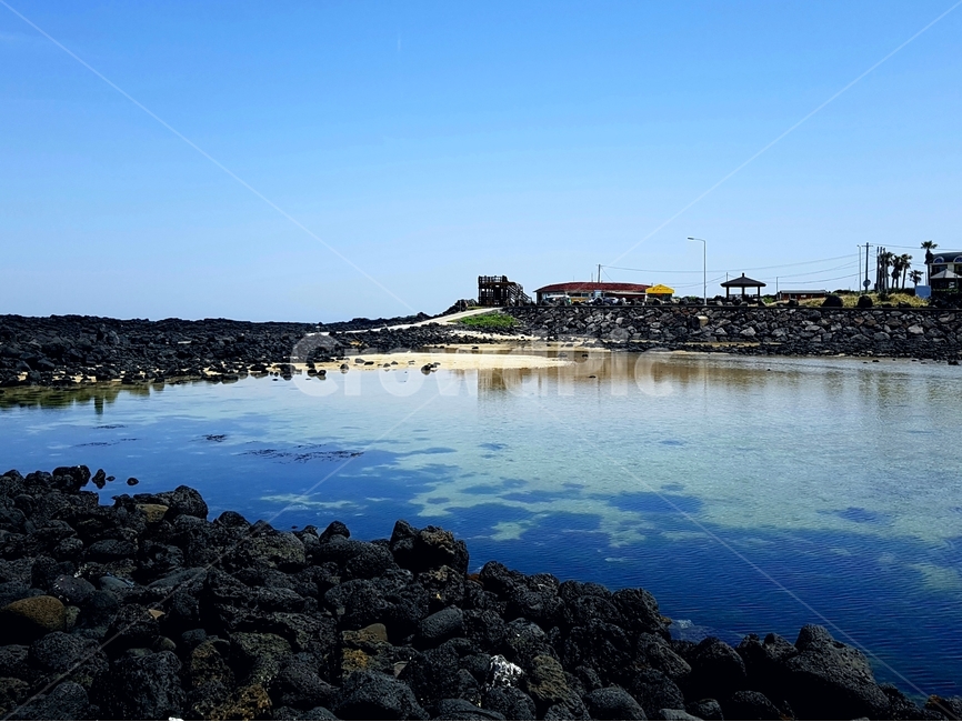 제주도,돌담,해변,바다,하늘,구름,길,돌길,방파제,돌,석회암,해변길,바닷길,물,바닷물,도로,파란색,검은색,모래,자연,풍경,nature,landscape,한국자연풍경,한국자연경관,korea nature landscape,제주도,jeju,jeju island,water