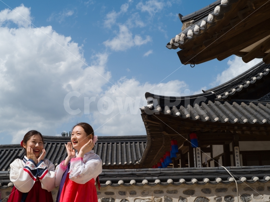 한복,한옥,전통,남산,친구,한국전통,한국문화,korean traditional,korean culture,한복,한국전통의상,hanbok,korean traditional clothes,사람,인물,인간,human,person,얼굴표정,facial expression,face,여성,여자,woman,female,lady,감정표현,기분,feeling,emotion,친구,우정,friendship,companion,연출,컨셉,콘셉,direction,concept