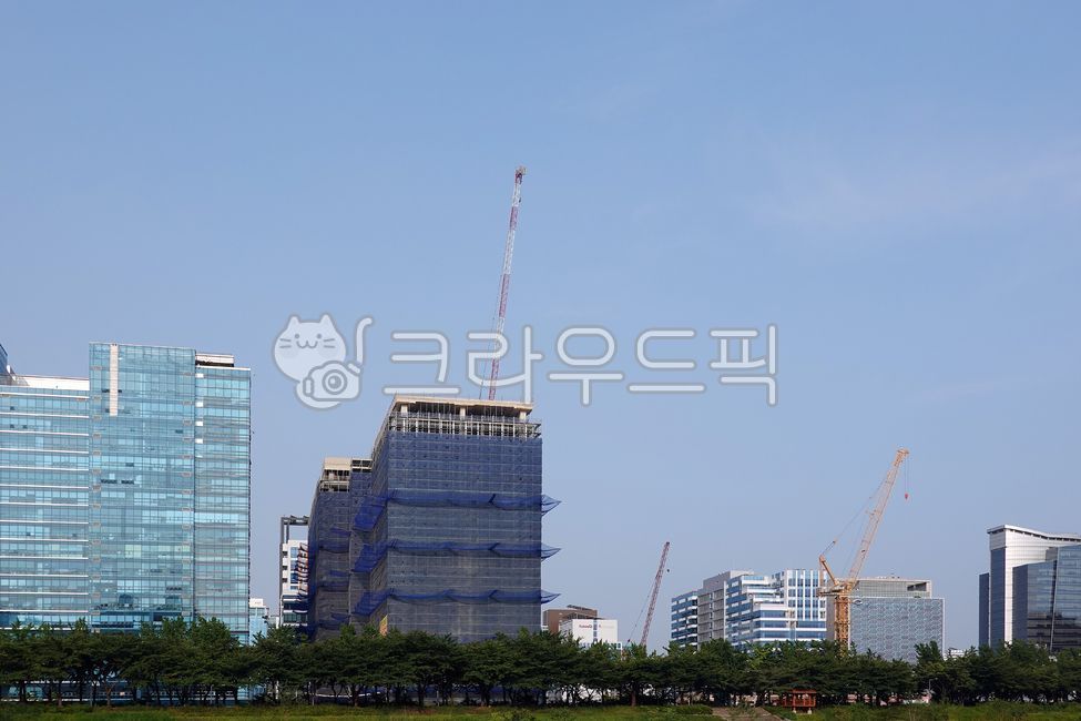 건설현장,아파트,도시풍경,건설,현장,공사,건축,크레인,타워크레인,타워,장비,중장비,건설장비,건물,건축물,빌딩,시멘트,콘크리트,철골,골조,도시,건설업,산업,건축업,constructionsite,apartment,cityscape,site,crane,towercrane,tower,equipment,heavyequipment,constructionequipment,architecture,building,cement,concrete,steelframe,framing,city,constructionindustry,industry,construction