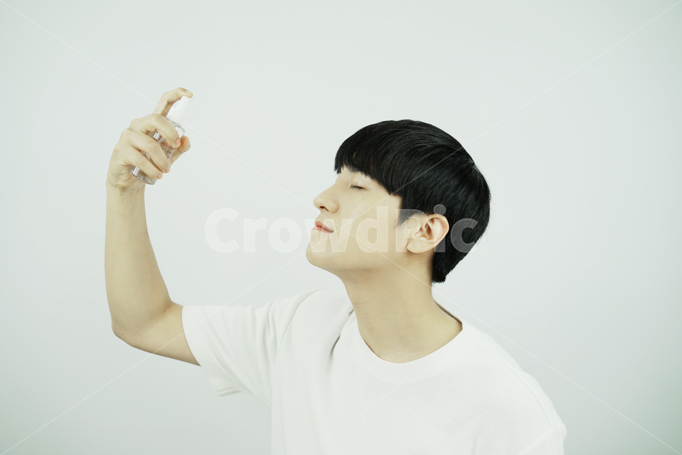남자,뷰티,스킨케어,피부관리,화장품,beauty,skincare,cosmetic,남성,그루밍족,미스트,사람,인물,인간,human,person,남성,남자,man,male,뷰티,미용,beauty treatment