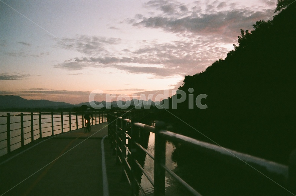 석양,새벽,자전거,강,구름,자연,풍경,nature,landscape,railing,난간,banister,handrail,water,물