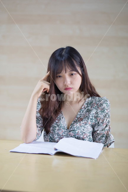한국,여대생,아름답다,웃음,비즈니스,학생,대학교,젊음,여성,한사람,공부,학습,연구,20대,한명,아이디어,고민,연출,컨셉,콘셉,direction,concept