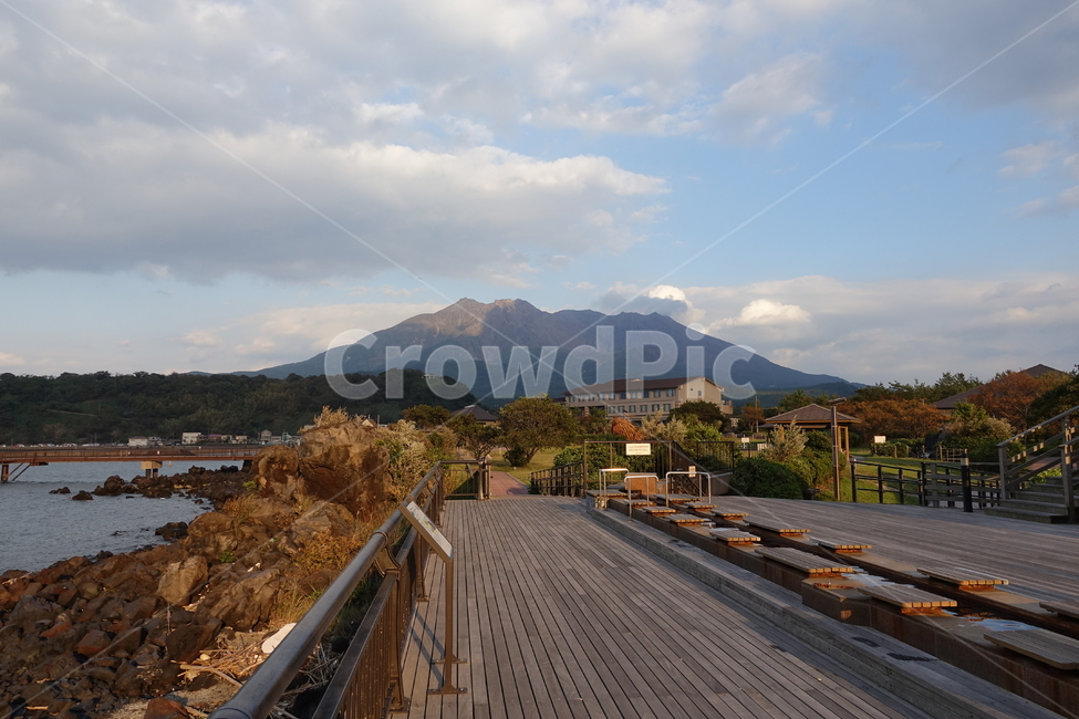 가고시마,사쿠라지마,화산,활화산,화산섬,일본,자연,풍경,nature,landscape,해외,외국,세계,foreign,oversea,world,세계자연풍경,해외자연풍경,외국자연풍경,world nature landscape,boardwalk,산책로,building,건물,bridge,다리,railing,난간