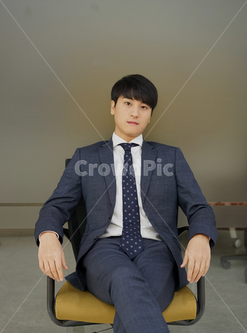 정장,양복,비즈니스,사업가,남성,남자,슈트,직장인,회사원,사람,인물,인간,human,person,남성,남자,man,male,산업,industry,industrial,비즈니스,사업,business,service,work