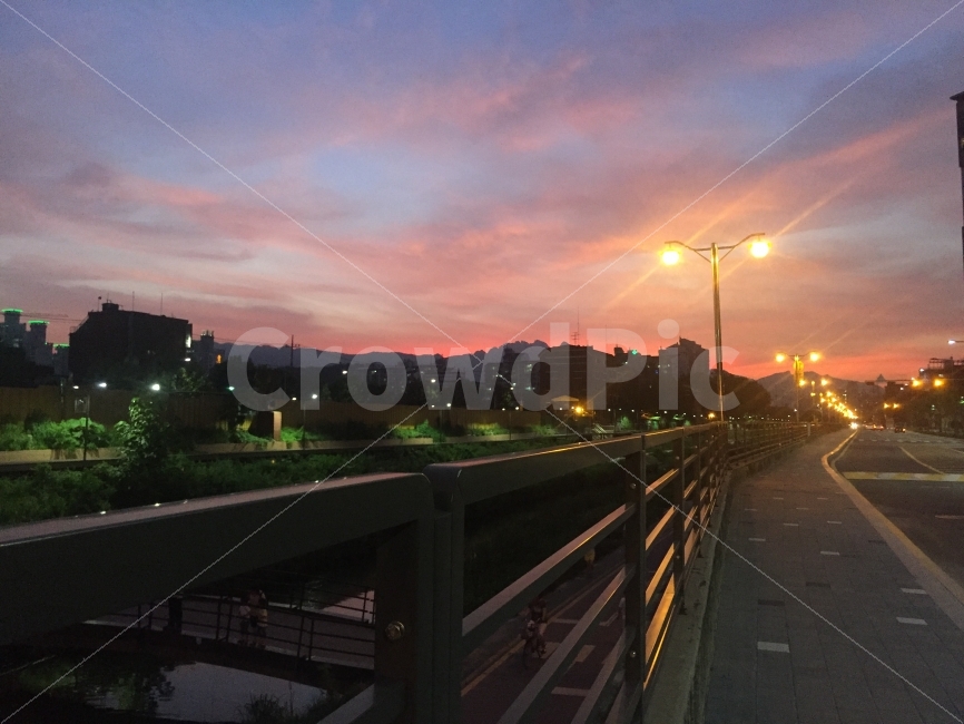 노을,가을하늘,가을,보라빛하늘,구름,가로등,거리,개천,차도,노을사진,배경,배경사진,사진,sunset,하늘,sky,도시,풍경,city,landscape,교통,교통수단,traffic,transportation,야경,밤,nightscape,night,road,도로,asphalt,아스팔트,freeway,고속 도로