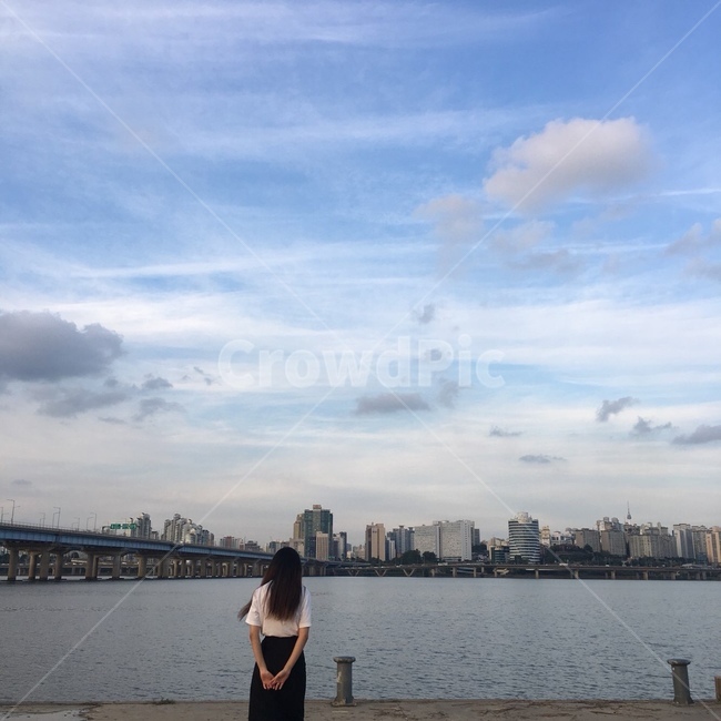 한강,여자,뒷모습,hangang,hanriver,하늘,구름,cloud,sky,자연,풍경,강가,서울풍경,woman,lady,female,girl,소녀,여성,사람,혼자,외로움,쓸쓸함,feeling,감성,alone,인물,human,도시,풍경,city,landscape,한국도시풍경,한국도시경관,korea cityscape,사람,인물,인간,human,person,여성,여자,woman,female,lady,apparel,의복,clothing,의류