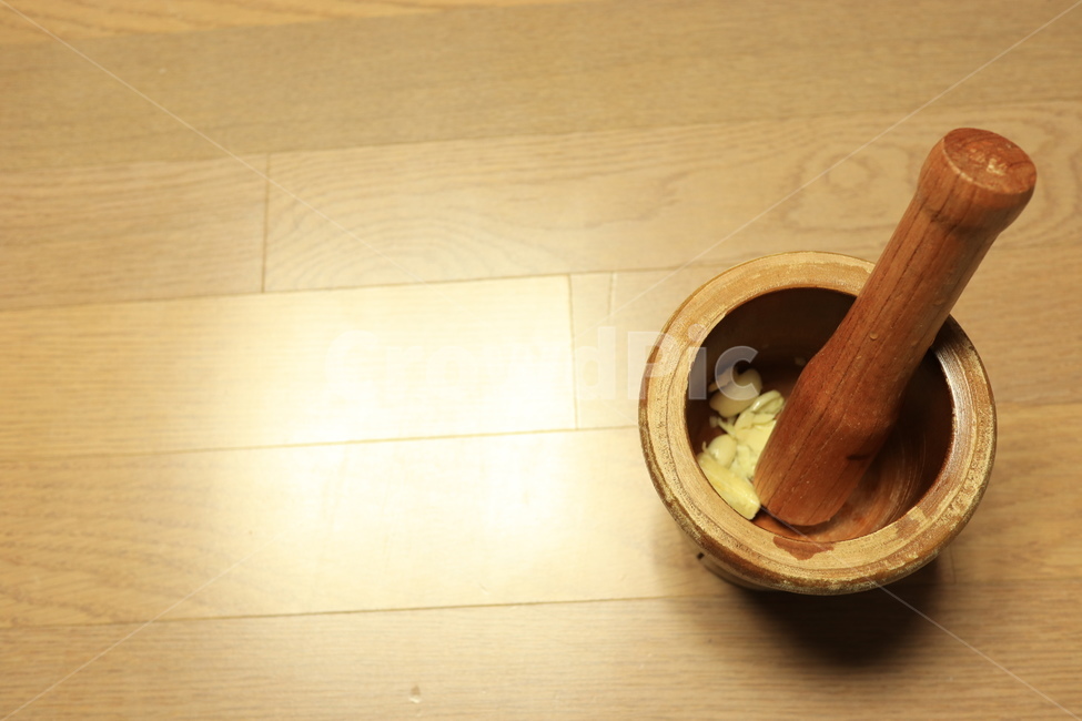 Grinding Garlic,cooking utensils,mortar,mortar and pestle,tree,cooking