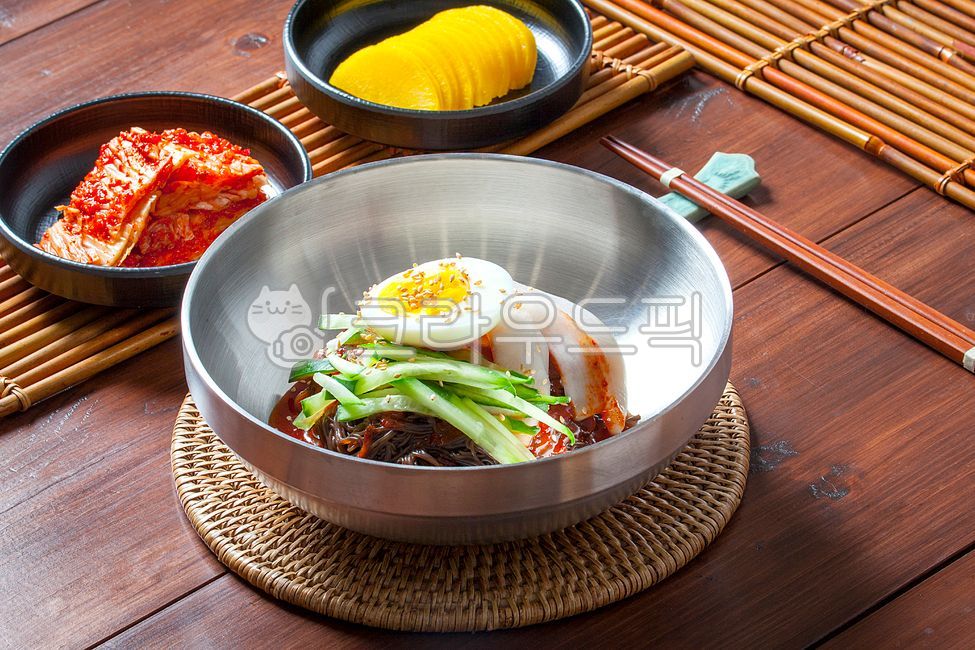 냉면,물냉면,냉면육수,비빔냉면,단무지,계절메뉴,계절음식,여름별미,냉면양념,비빔장,양념,소스,양념소스,비빔면,양념장,냉면장,여름음식,냉면무,그릇,냉면그릇,음식점,한국음식,한국음식점,요리,물냉,비냉,한국요리,점심,점심식사,별미,맛집,한식,한식요리,전통음식,전통요리,오이,야채,면,메밀면,메밀냉면,식사,음식,food,계란,후식,건강식,영양식,건강음식,영양음식,식재료,그릇받침