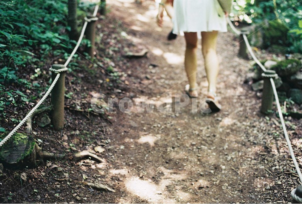 길,산책,다리,울타리,흙,발,치마,여자,돌길,돌,숲,숲길,street,road,legs,foot,여름,계절,summer,season,사람,인물,인간,human,person,여성,여자,woman,female,lady,감성,sensible,feeling,휴식,힐링,rest,relaxation,healing,ground,바닥