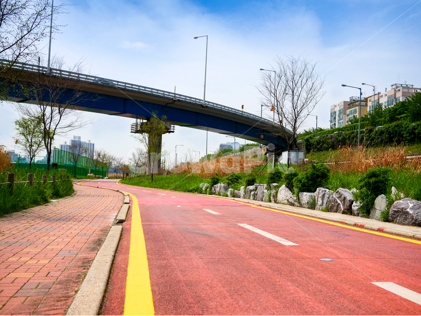 한강,청계천,공원,산책로,자전거도로,강,푸른하늘,풍경,구름,하늘,건강한,도시,풍경,city,landscape,한국도시풍경,한국도시경관,korea cityscape,road,도로,freeway,고속 도로,bridge,다리,building,건물