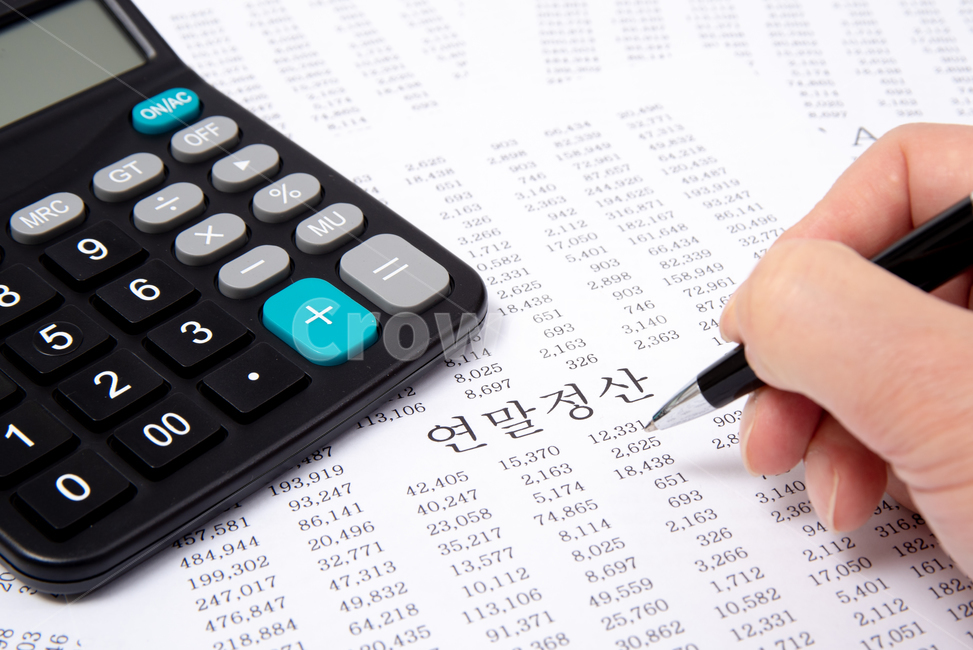 비즈니스,금융,비지니스,세금,tax,숫자,계산기,계산,서식,종이,데이터,경제,회계,예산,경리,세무,비용,정물,데이타,챠트,회계사,개념,컨셉,카피스페이스,카피,스페이스,여백,연말정산,정산,손,남자,볼펜,필기구,쓰기,핸드모션,직장인,소득공제,공제,연말,월급,세무사,세무신고,결산,수입,지출,사람,인물,인간,human,person,신체일부,몸,body,산업,industry,industrial,금융,돈,finance,banking,money
