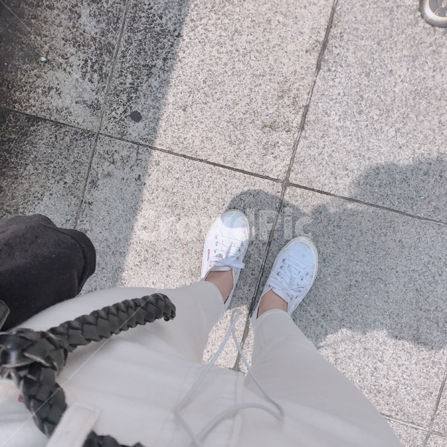 데일리룩,패션,옷,바지,신발,바닥,사람,인물,인간,human,person,패션스타일,의상,fashion,style