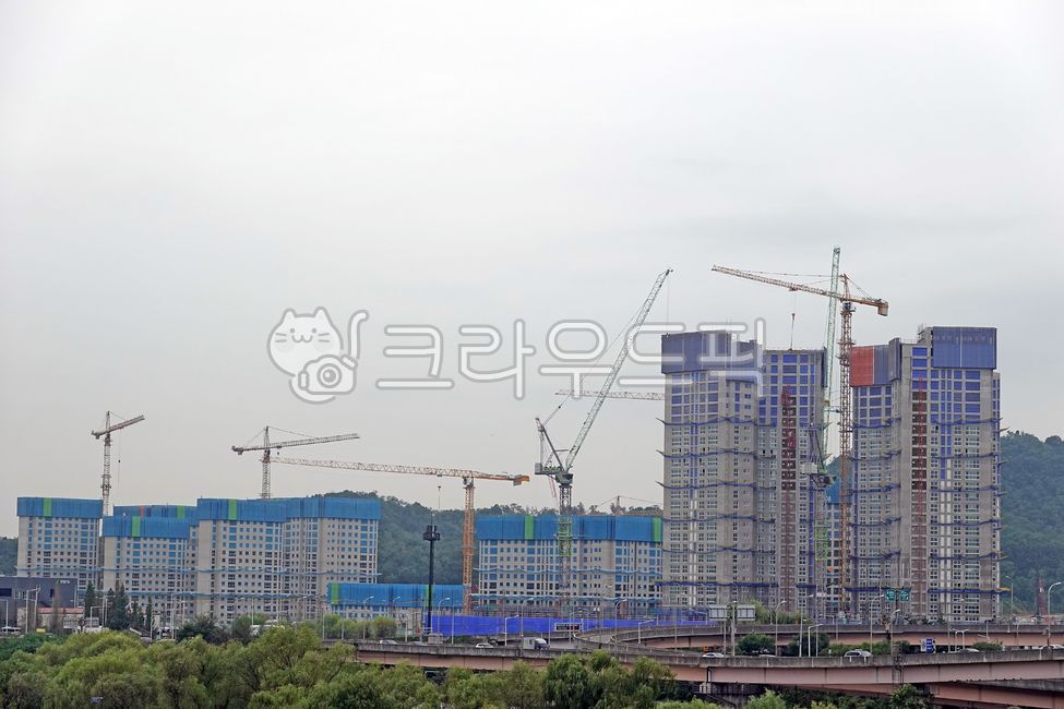 건설현장,아파트,도시풍경,건설,현장,공사,건축,크레인,타워크레인,타워,장비,중장비,건설장비,건물,건축물,빌딩,시멘트,콘크리트,철골,골조,도시,건설업,산업,건축업,constructionsite,apartment,cityscape,site,crane,towercrane,tower,equipment,heavyequipment,constructionequipment,architecture,building,cement,concrete,steelframe,framing,city,constructionindustry,industry,construction,건설크레인,constructioncrane