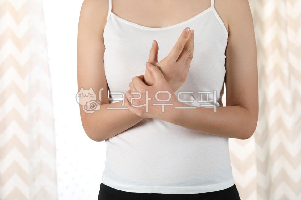 손목,팔목,팔,터널증후군,손목터널증후군,류마티스,신체일부,상반신,여자,여성,잡고있는,근육,근육통,결림,의료,마사지,케어,스트레스,커튼,커텐,창가,창쪽,햇살,방,실내,하얀,흰,고통,뒷모습,신체,사람,손,스포츠,운동복,요법,관리,아픈,터치,증상,스튜디오,나시티,나시,런닝셔츠