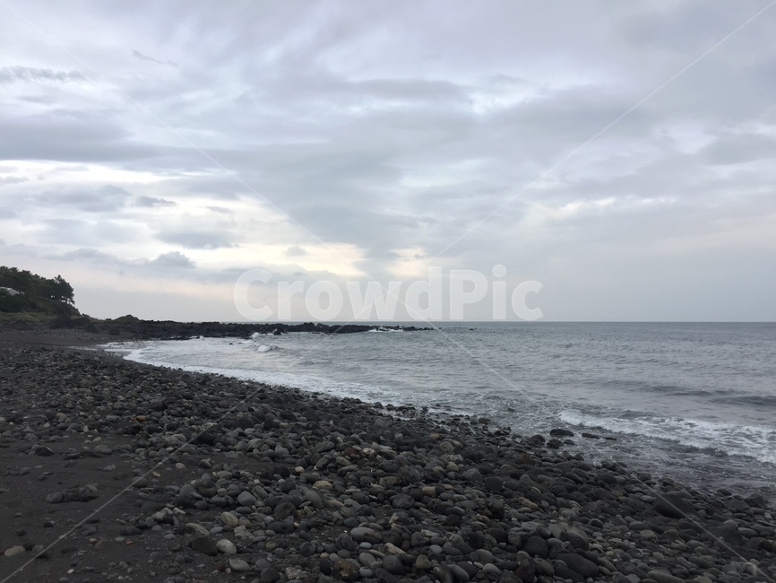비,먹구름,회색빛,검은모래,바다,자연,풍경,nature,landscape,해변,바다,beach,sea