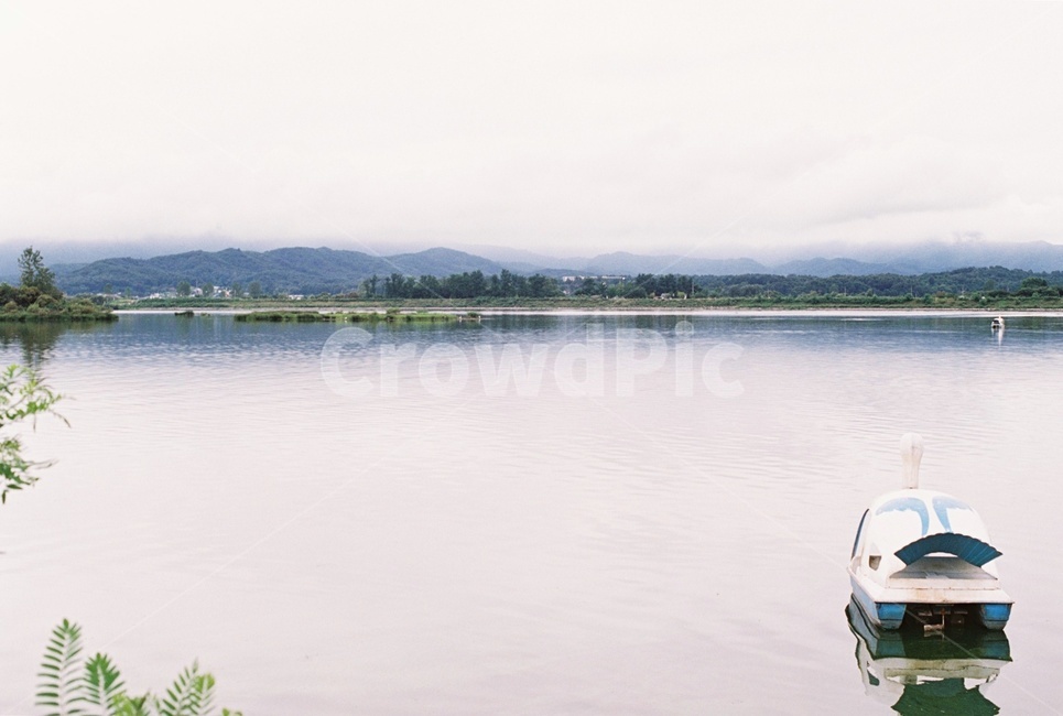 오리배,강,북한강,구름,비오는날,자연,풍경,nature,landscape,감성,sensible,feeling,비,비오는날,rain,rainy,vehicle,차량,transportation,교통,boat,보트