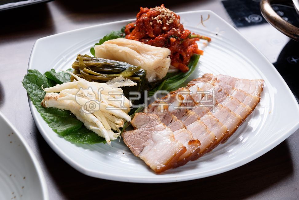 보쌈,수육,돼지고기,요리,음식,무말랭이,플레이팅,명이나물,한식,더덕,boiledpork,lettuce,garlic,ssamjang,kimchi,pickledradish,sidedish,koreancuisine,traditionalfood