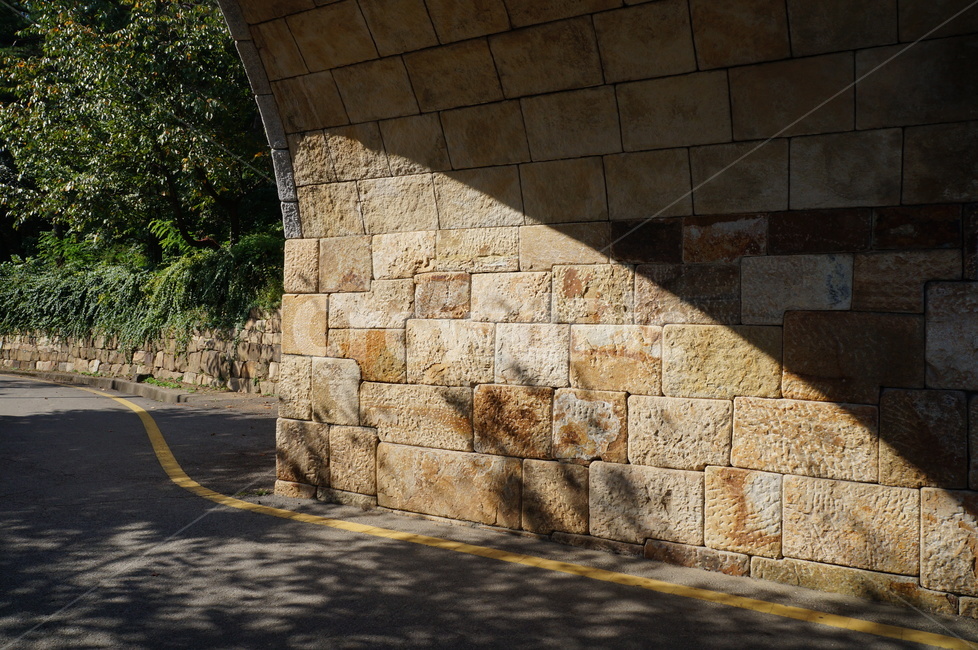 돌담,터널,돌벽,햇빛,그늘,산책로,산책,걷기,나들이,tunnel,light,sunlight,shadow,walk,walking,summer,spring,풍경,road,길,거리,건축물,건물외관,exterior,building,structure,architecture,construction
