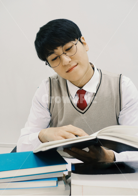 공부,수능,수능시험,고등학교,고등학생,고3,남고생,남자학생,학생,남학생,교복,학업,수업,진로,고민,시험공부,사람,인물,인간,human,person,얼굴표정,facial expression,face,남성,남자,man,male,교육,학교,공부,education,learning,study,school