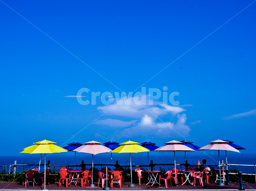 파라솔,하늘,구름,노천카페,빨간탁자,바닷가,자연,풍경,nature,landscape,umbrella,우산,canopy,천개