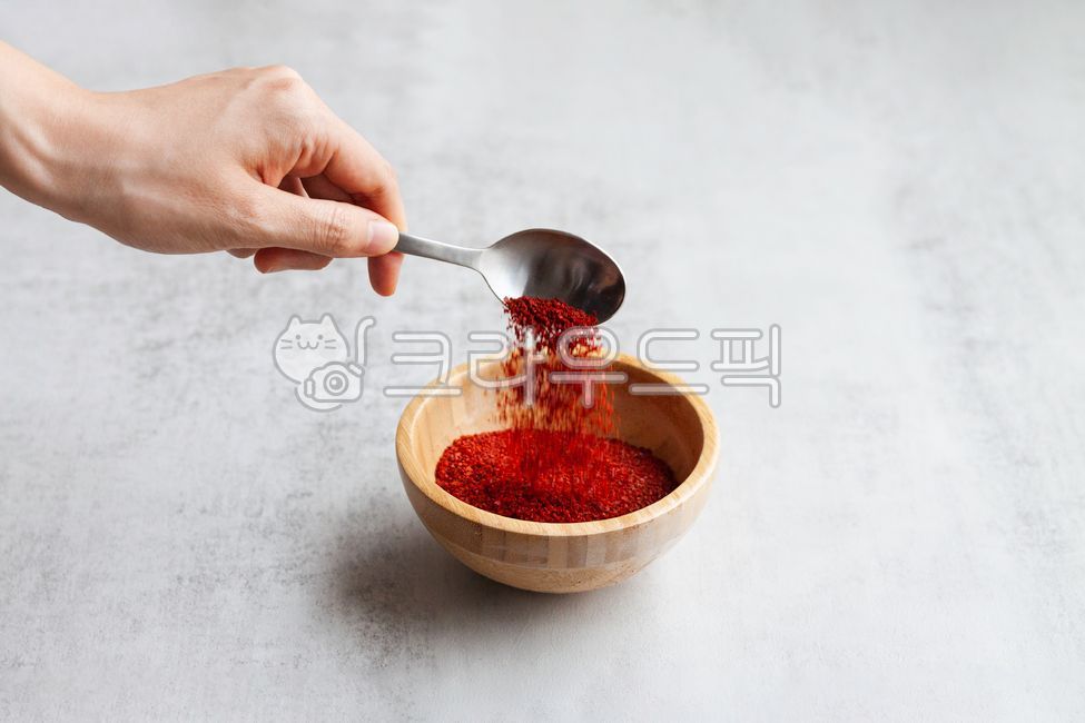 고추가루,고춧가루,빨강색,양념,손,숟가락,그릇,담다,요리,음식,음식재료,가루,김장재료,김장