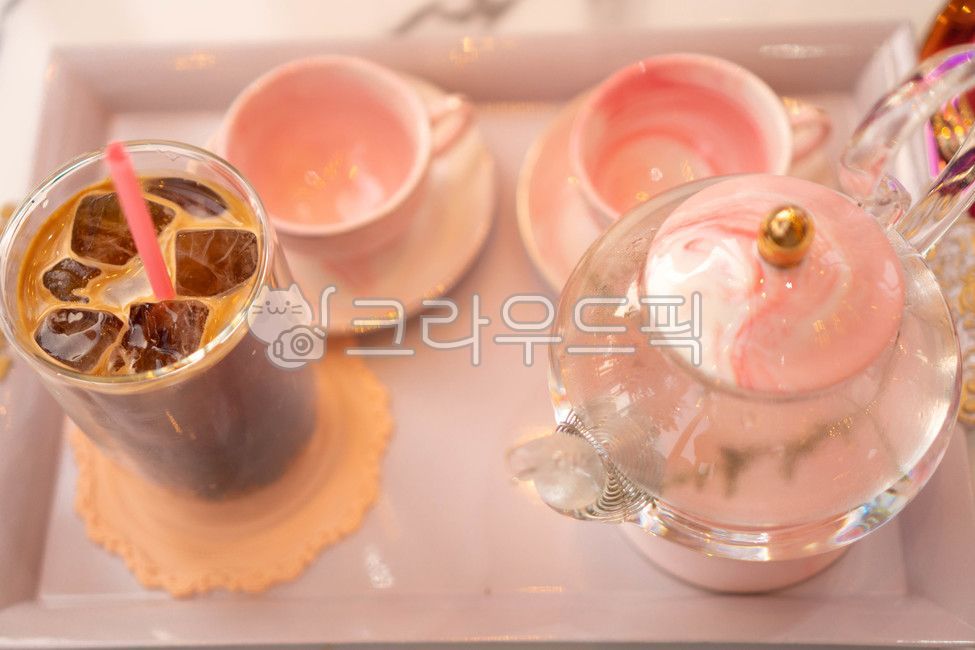 사치스러운,전통,세라믹,자연스러운,분홍색배경,애프터눈티,향긋한,검정,도자기,아침밥,분홍,허브,유리,장식,신선한,차휴가,배경,물,사랑,식기,커피컵,뜨거운,카페인,카페,마실것,컵,차,커피,커피,카페,coffee,cafe