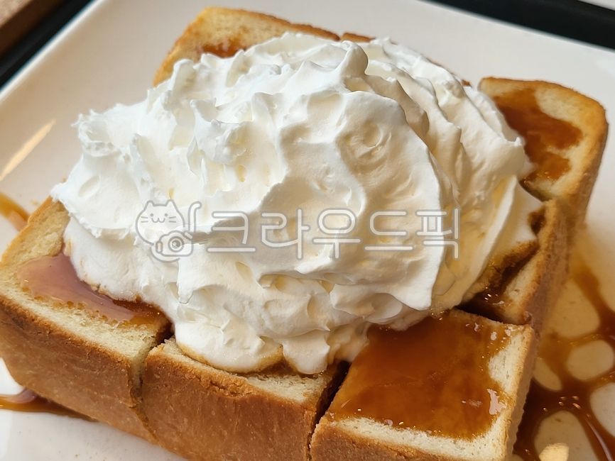 bread,whipped cream,whipping cream,dessert,whippedcream,syrup,plate,Caramel,Honey Bread,food