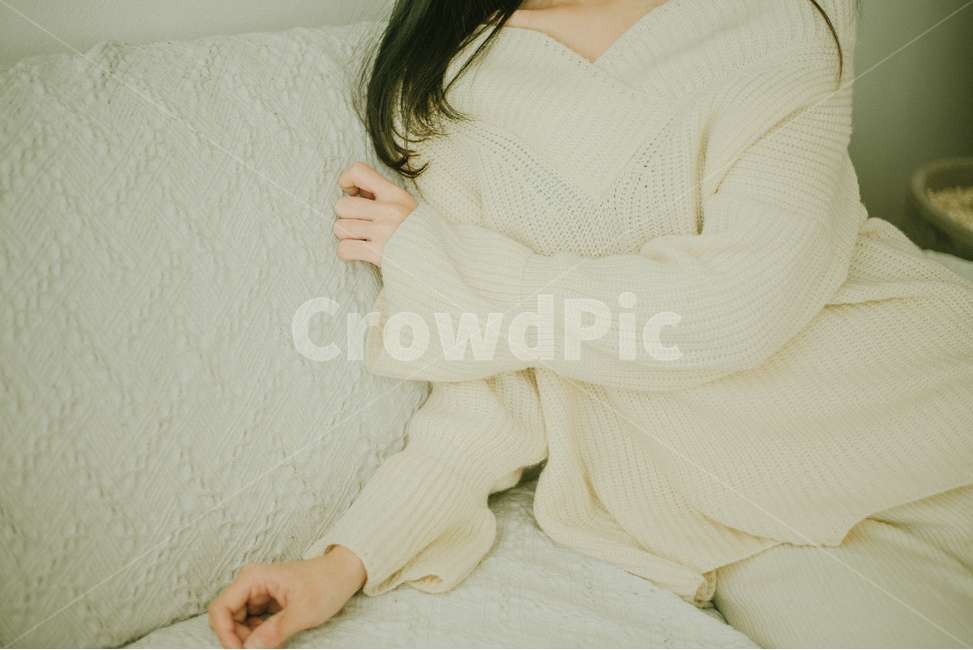 쇄골,오프숄더,실내,스탠드,조명,쇼파,니트,긴머리,longhair,offshoulder,shoulder,knit,소품,카페,cafe,외로움,alone,사람,인물,인간,human,person,여성,여자,woman,female,lady,휴식,힐링,rest,relaxation,healing
