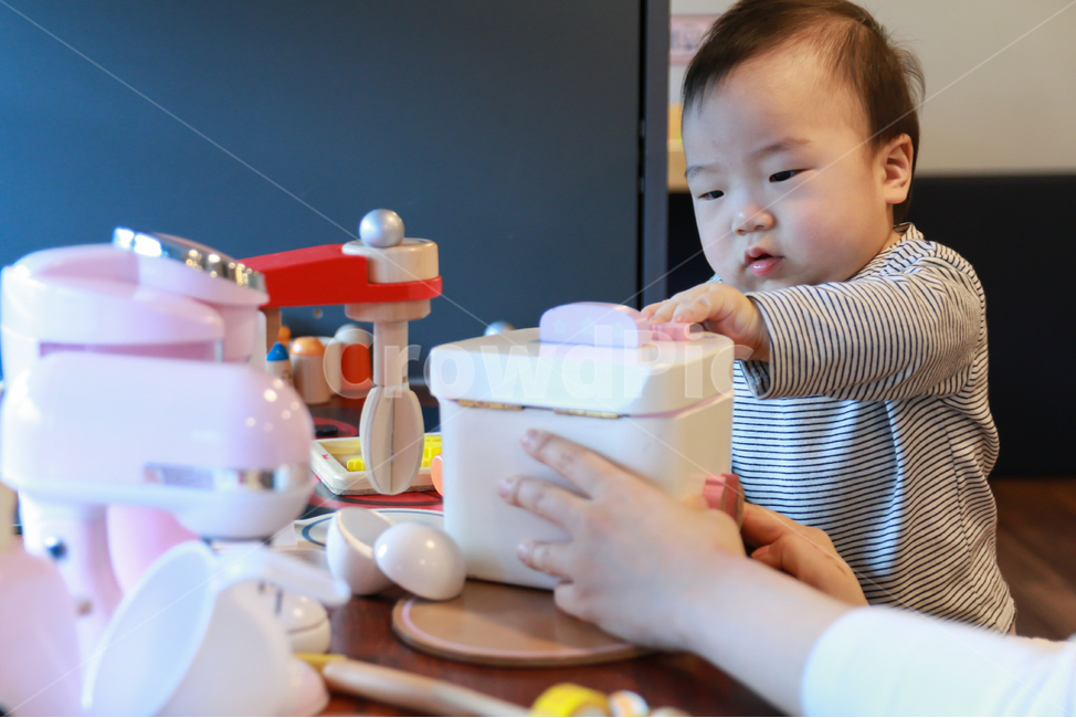 아기,아이,육아,장난감,부엌놀이,놀이,부엌,토이,남자아기,남자아이,사람,교육,인지발달,발달,성장,귀여운,작은,사랑스런,호기심,재미있는,즐거운,엄마,아가,젊은,여성,소꿉놀이,키친,주방,역할놀이,사람,인물,인간,human,person,영유아,아기,애기,아이,infants,baby