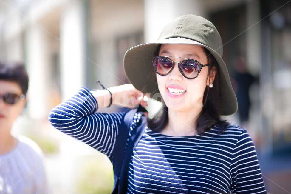 clothing,의류,apparel,의복,사람,person,human,모자,sunglasses,색안경,accessory,부속물,hat,사람,인물,인간,human,person,여성,여자,woman,female,lady