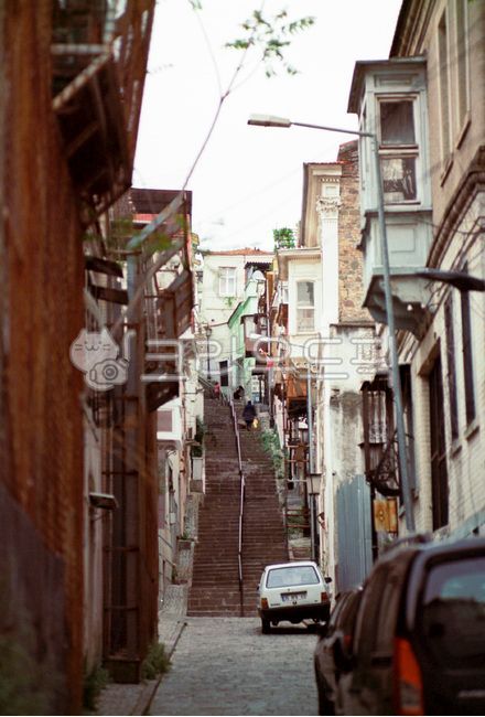 터키,이즈미르,계단,골목길,유럽,골목,필름,아날로그,빈티지,필름감성,필름색감,차,자동차,건물,도시,거리,도로,city,시티,골목길,alley