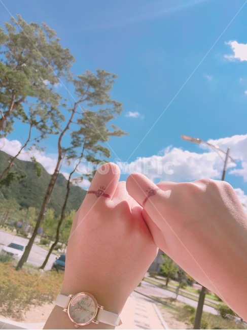 우정,반지,낙서,여름,하늘,청량,사람,인물,인간,human,person,신체일부,몸,body,연인,커플,사랑,lover,couple