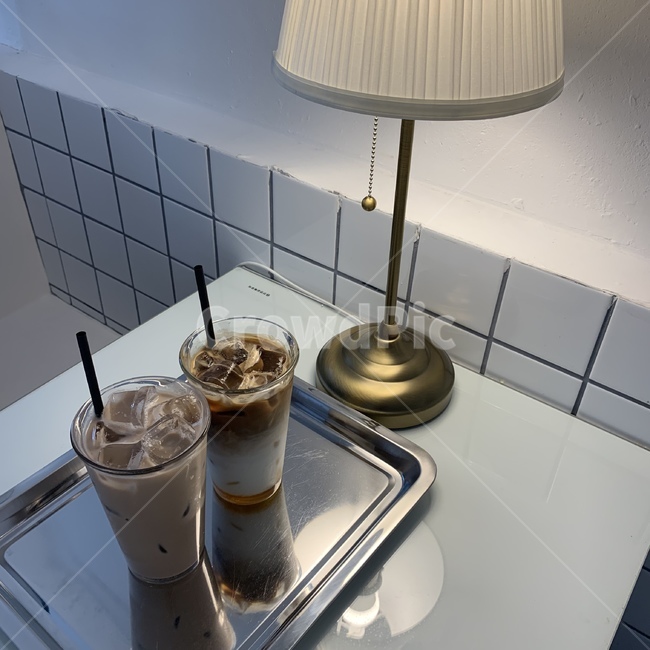 커피,조명,타일,인테리어,감성,분위기,캬라멜마끼아또,캐러맬마끼야또,카라멜마끼야또,밀크티,카페,레트로,빈티지
